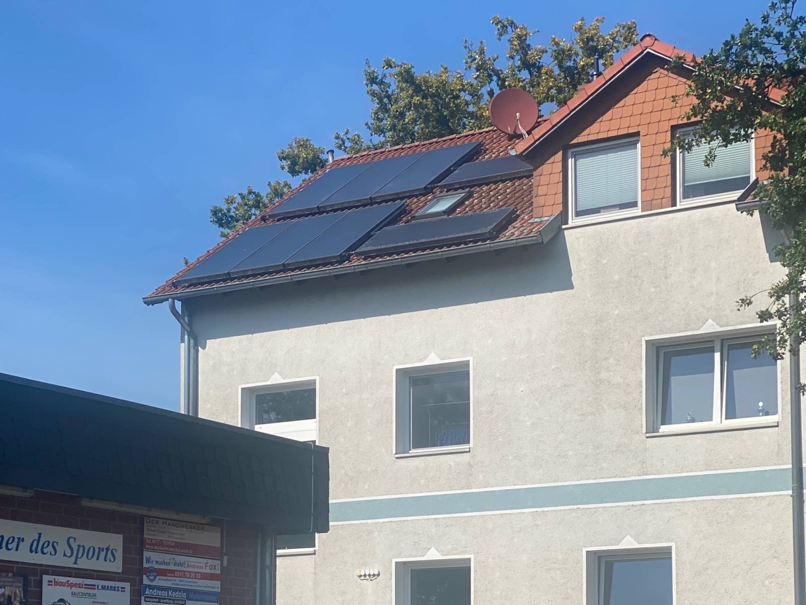 Blick auf ein Haus,  auf dessen Dach eine Solaranlage installiert ist