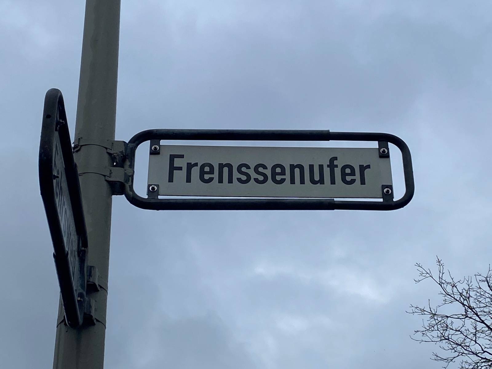 Straßenschild Frenssenufer