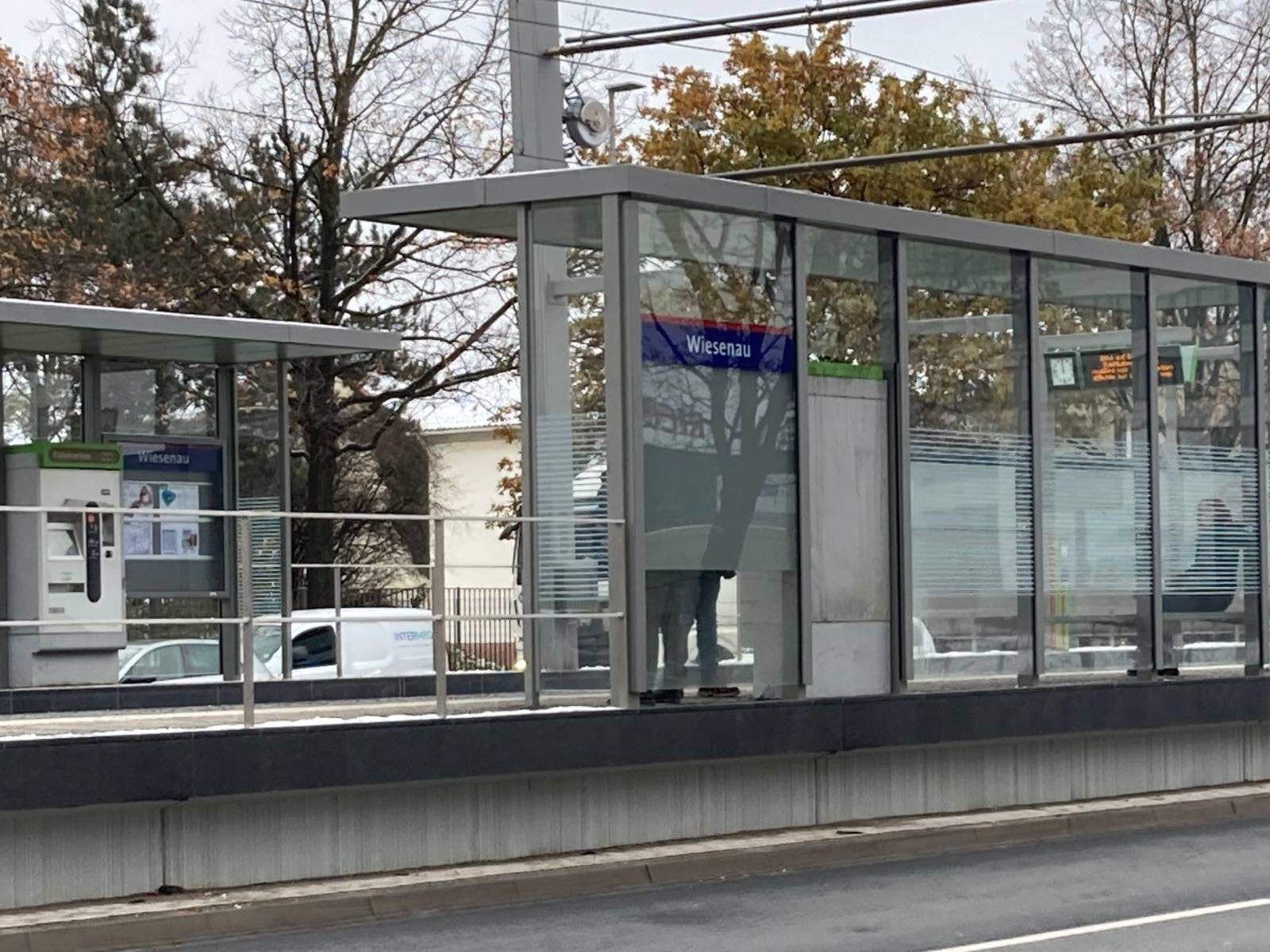 Ein brandneuer Hochbahnsteig