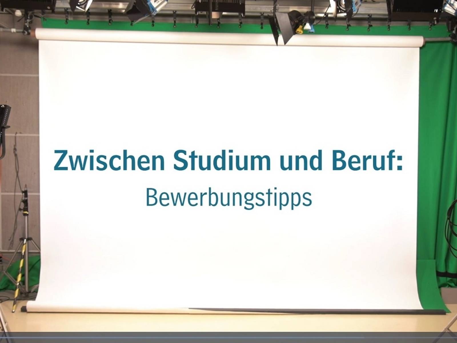 Leinwand mit der Aufschrift: "Zwischen Studium und Beruf: Bewerbungstipps"