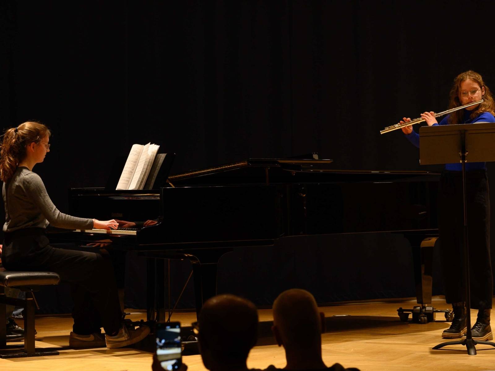 Ein Klavier-Flöten-Duo auf einer Bühne.