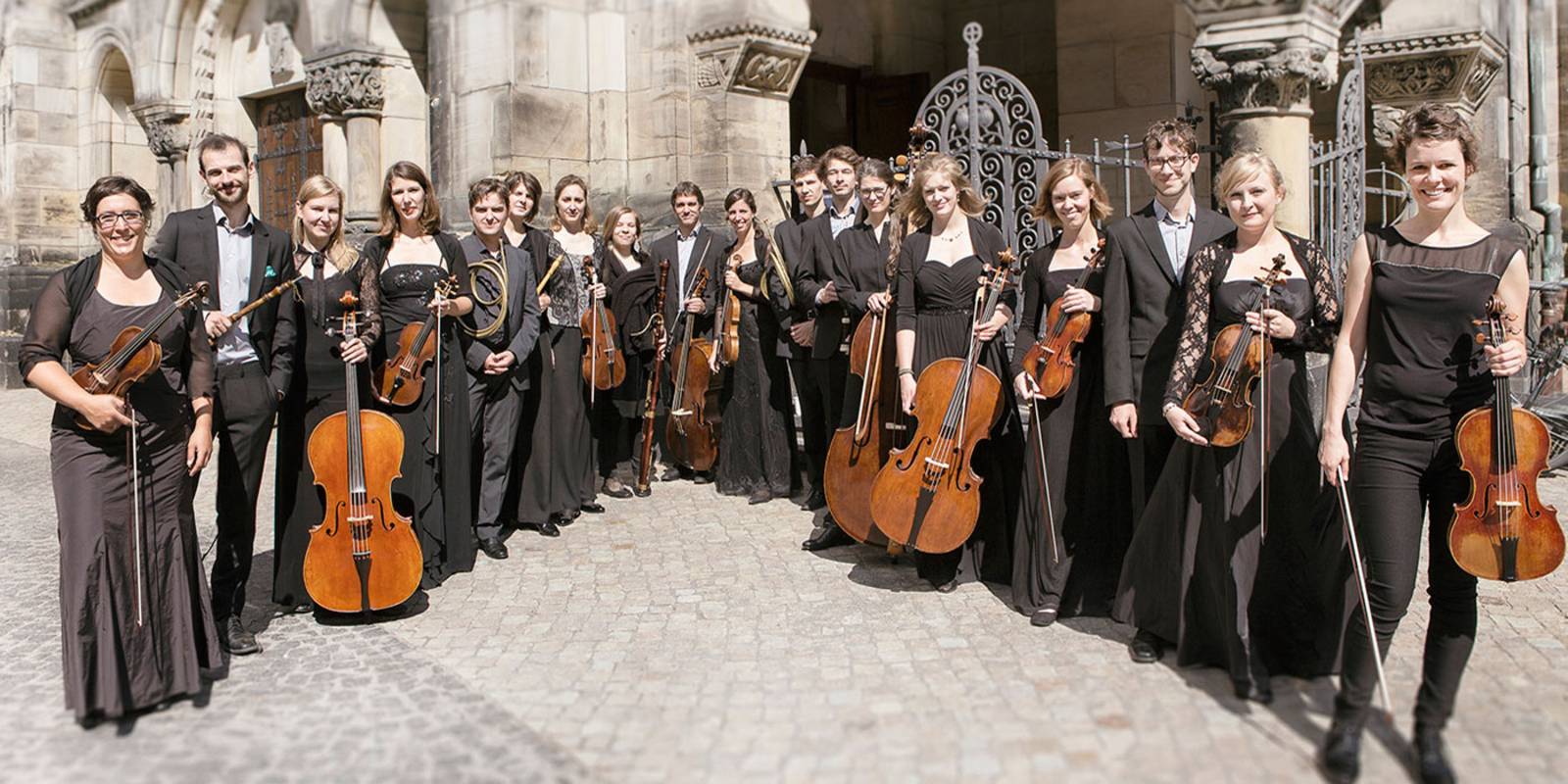 Orchestermusiker vor historischem Gebäude