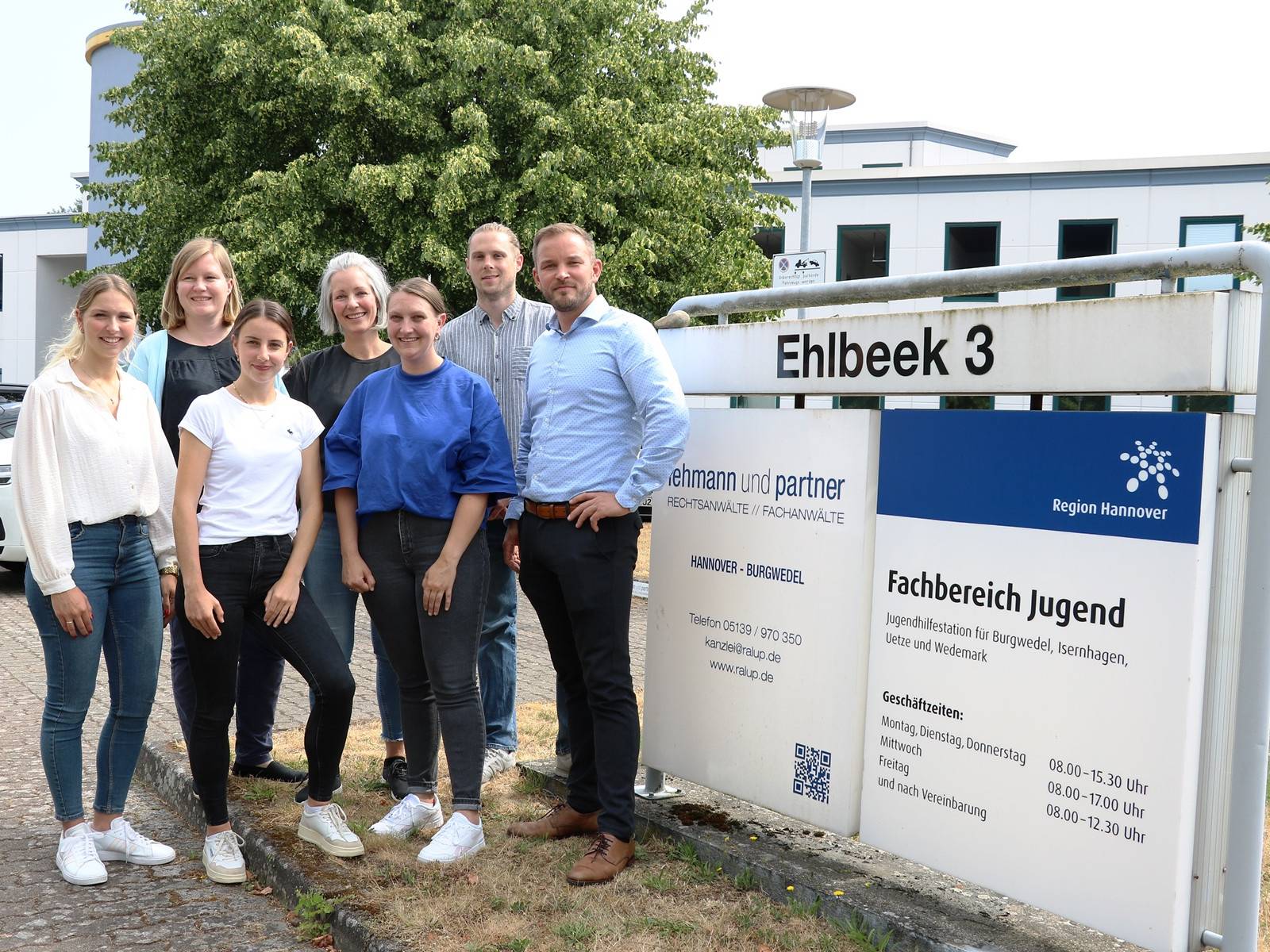 Das Team des Jugendhilfestation steht vor dem Gebäude