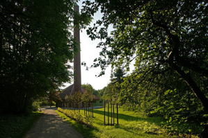 Blick auf den Schornstein des Kalkbrennofens