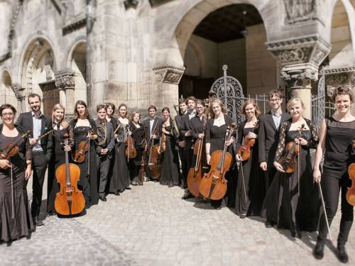 Orchestermusiker vor historischem Gebäude