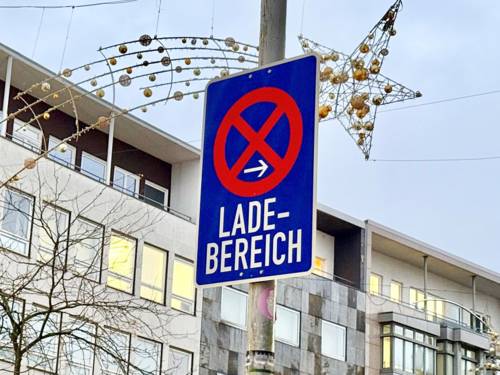 Ein Verkehrsschild in der Innenstadt von Hannover für die Kennzeichnung eines Ladebereichs