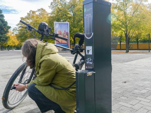 Eine Person, die Luft auf ihre Fahrradreifen pumpt.