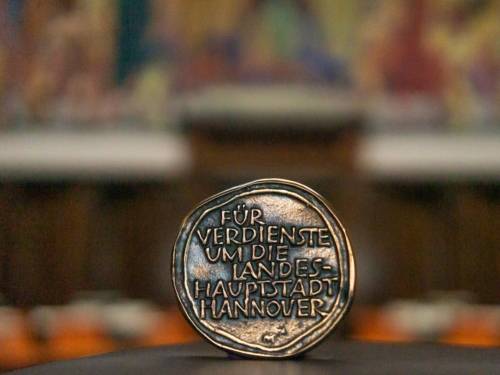 Eine Plakette. Darauf steht "Für Verdienste um die Landeshauptstadt Hannover".