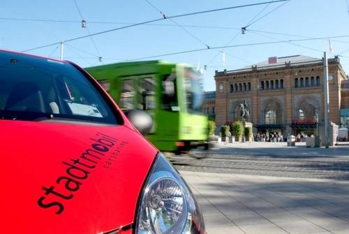 Stadtmobil-Auto vor dem Bahnhof Hannover