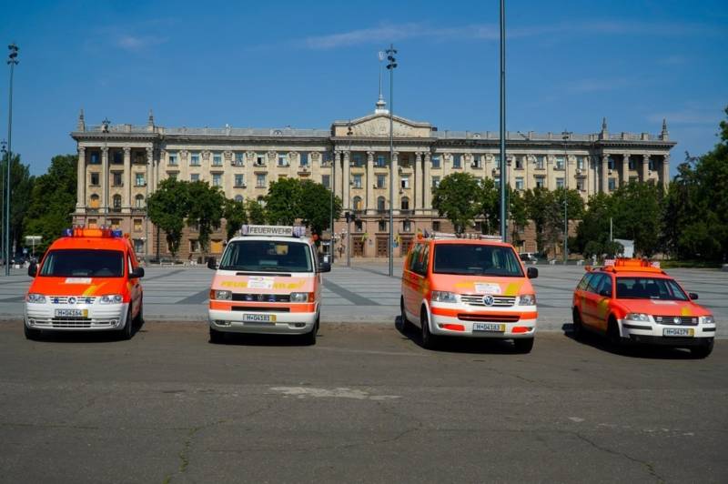 Die Fahrzeuge in Mykolajiw vor dem Rathaus am Soborna-Platz