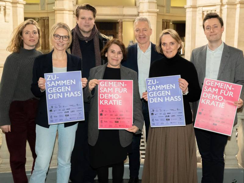 v.l.n.r.: Hannah Jacob (Projektleiterin Kulturdreieck, Stabstelle Kulturmanagement), Melanie Botzki (Leitung Stabstelle Kulturmanagement), Johannes Thomsen(aus dem Leitungsteam Kommunales Kino Hannover), Laura Berman (Intendantin Staatsoper Hannover), Thomas Vielhaber (Stadtbaurat), Konstanze Beckedorf (Kulturdezernentin), Nils Wendlandt (Leiter Kommunikation&  Marketing / Pressesprecher Schauspiel Hannover)