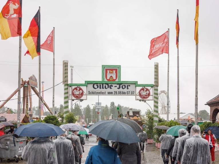 Menschen bei einem Ausmarsch.