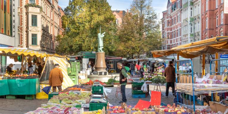 Rund um den Nachtwächter-Brunnen gruppieren sich die Marktstände am Lindener Markt