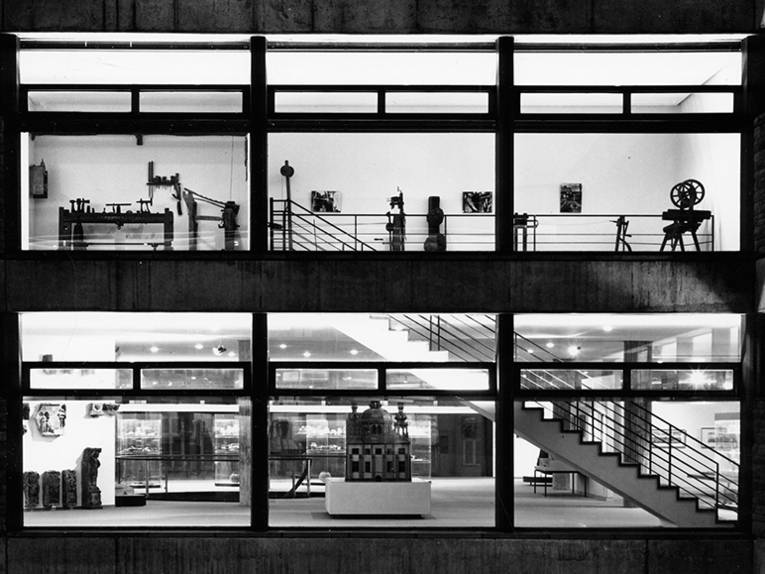 Historisches Museum Hannover, Blick vom Innenhof, Abteilung Stadtgeschichte im 1.OG. und Abteilung Volkskunde im 2. OG. bei abendlicher Beleuchtung. Foto von Hans Wagner, 1966