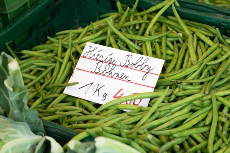 Frische Bohnen und das dazugehörige Preisschild.