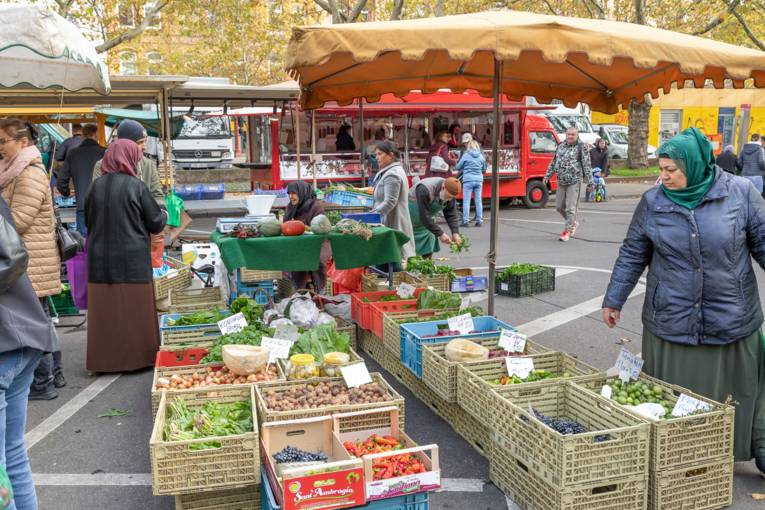 Gemüsestand auf dem Wochenmarkt Mitte.